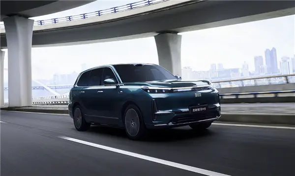 5米2全尺寸SUV殺入20萬內！吉利銀河M9預售：19.38萬元起